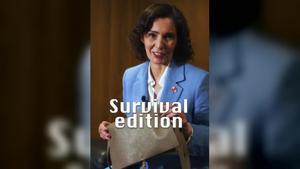 La comisaria europea Hajda Lahbib muestra con humor el kit de supervivencia que esconde en su bolso