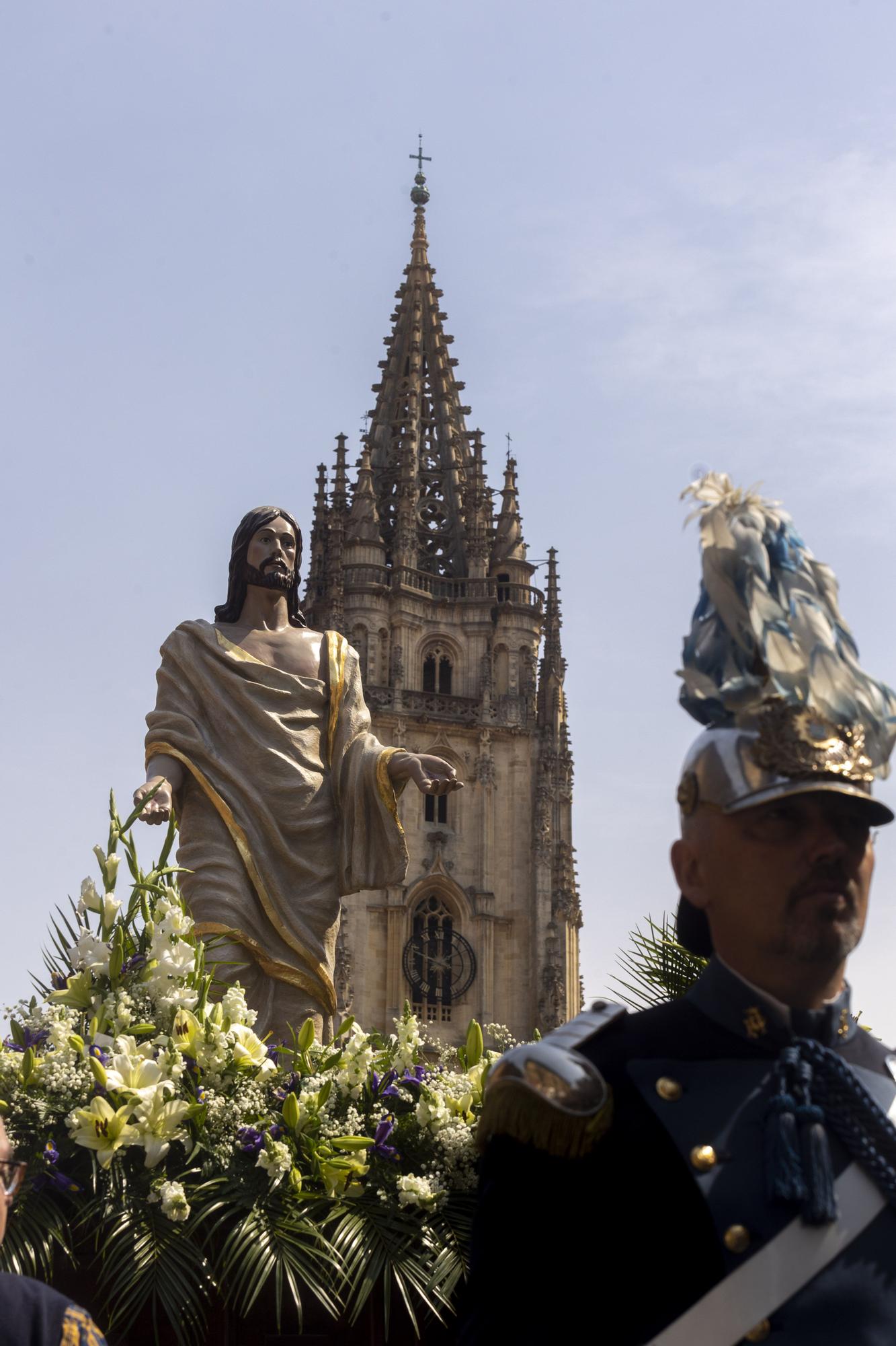 Oviedo despide a lo grande la Semana Santa: mira las fotos de la procesión del Resucitado