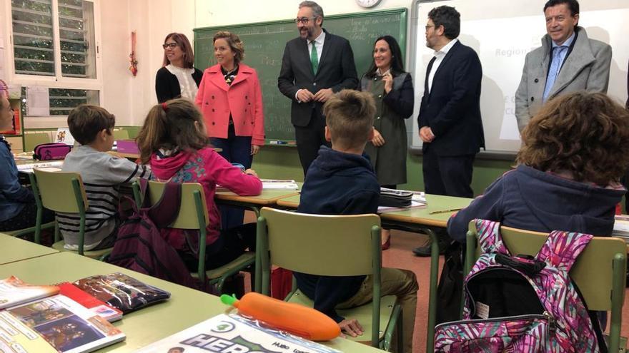 El portavoz y diputados del Grupo Parlamentario Popular y Cs visitan, junto a la consejera de Educación, un colegio.