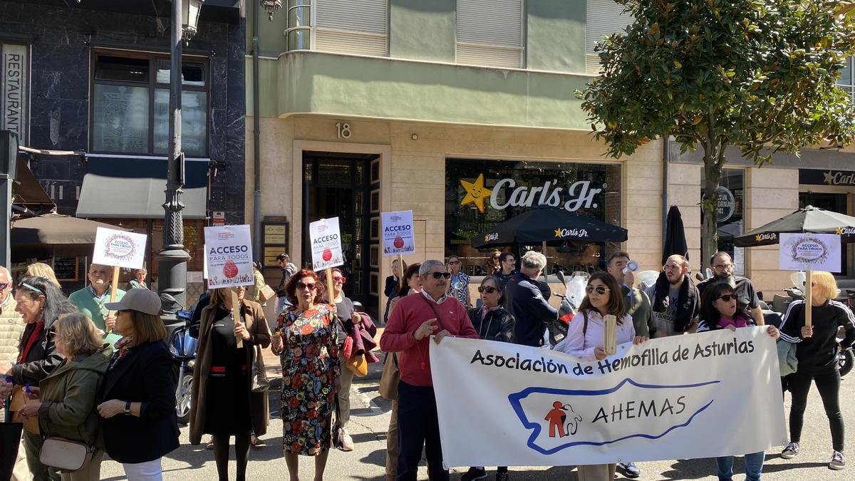 La Asociación de Hemofilia de Asturias, manifestándose esta mañana frente a la Junta General, en Oviedo.