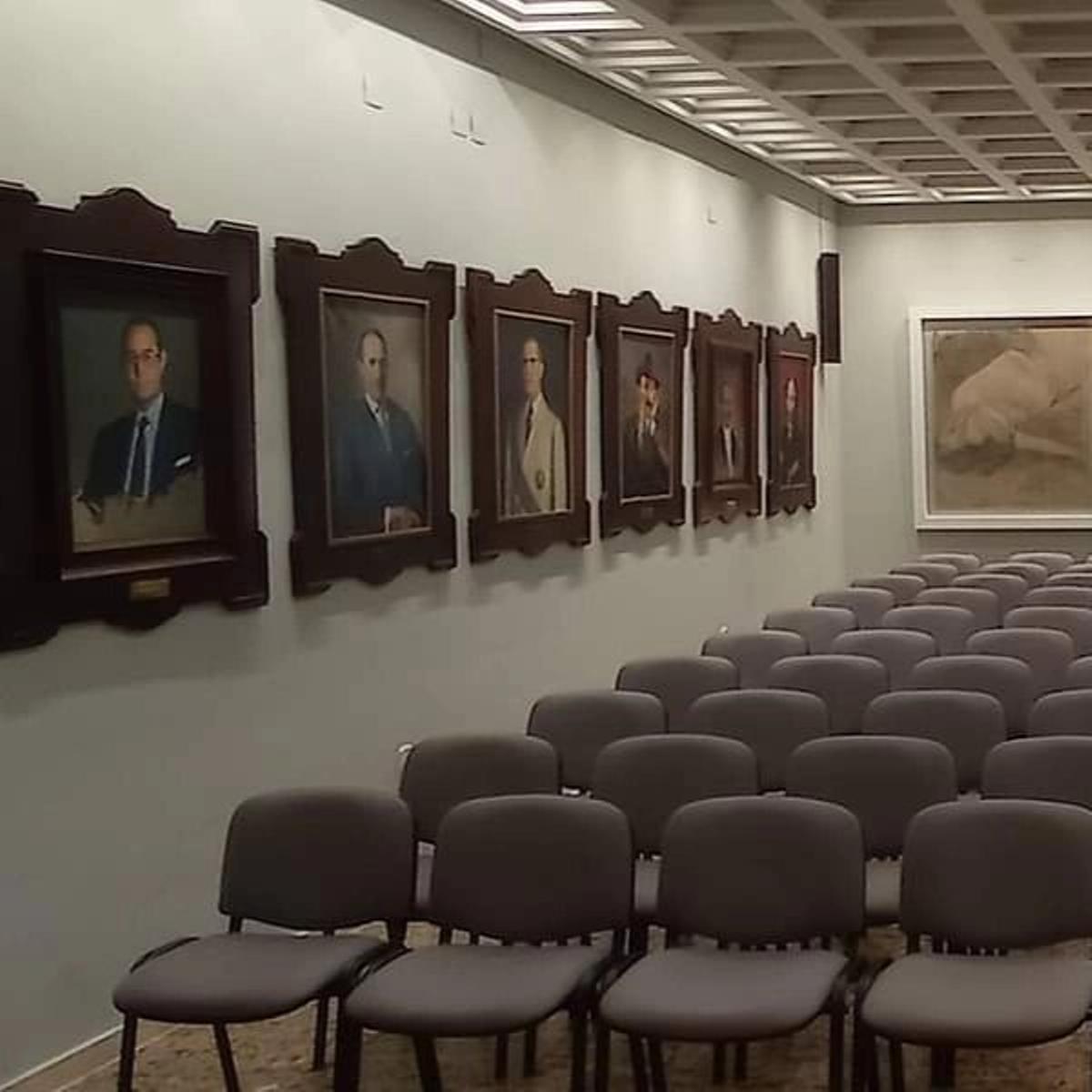 Salón de plenos de Requena con los cuadros vueltos a poner.