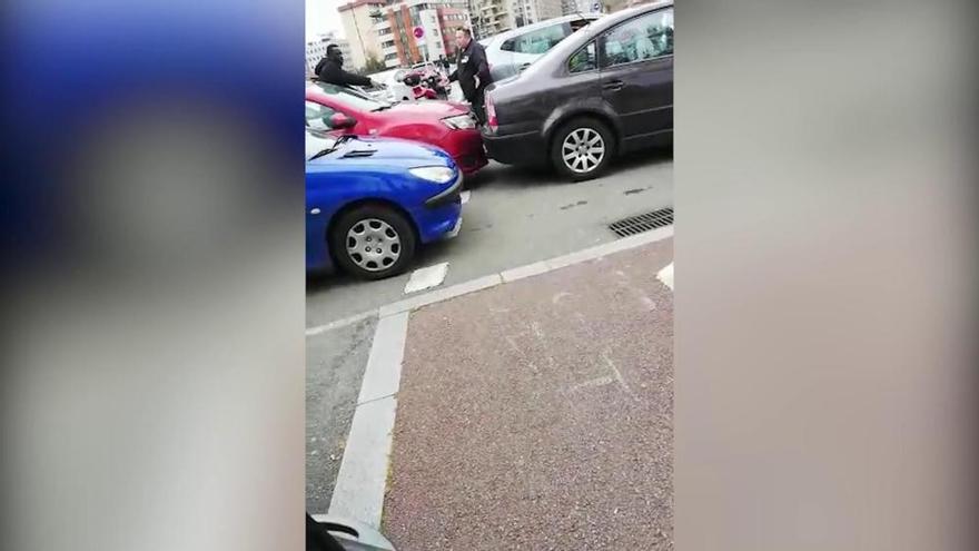 Tensión entre dos conductores tras la oposición en Gijón