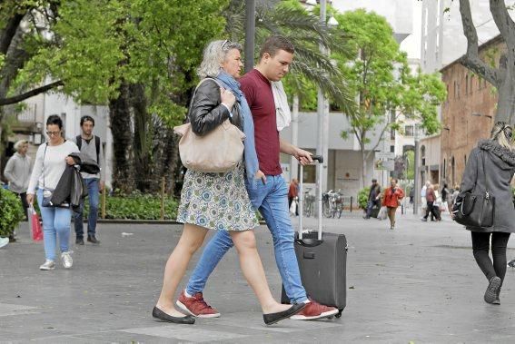 Wegkreuz, Treffpunkt, Schlafgelegenheit, Tanzparkett: Die Plaça d'Espanya ist das Herz Palmas. Ein Tag auf einem Platz im Wandel.