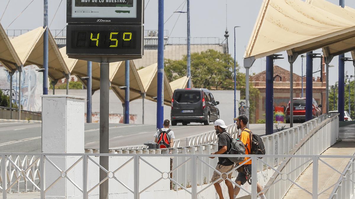 Un termómetro marca 45 grados en Sevilla a 25 de junio