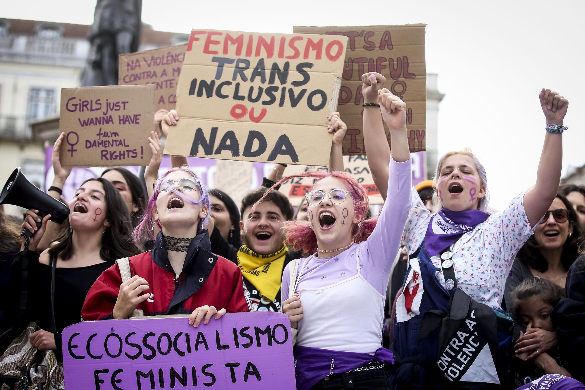 Mujeres jóvenes durante la manifestación del 8M en Lisboa (Portugal).