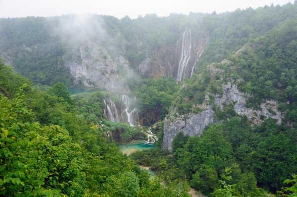 Vista aérea de las cascadas Veliki Slap y Sastavci en el Parque Nacional de los Lagos de Plitvice.