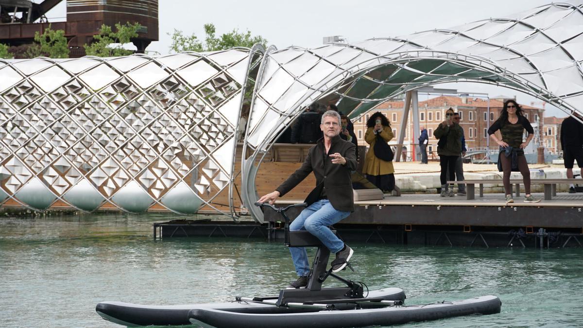 El comisario de la Bienal de Arquitectura de Venecia 2025, Carlo Ratti, posa para los medios en el Arsenale durante la vista previa de prensa de la 19.ª Exposición Internacional de Arquitectura en Venecia, Italia, el 7 de mayo de 2025. La Bienal de Arquitectura de Venecia 2025, titulada «Inteligencia. Natural. Artificial. Colectiva», abre sus puertas al público del 10 de mayo al 23 de noviembre de 2025.