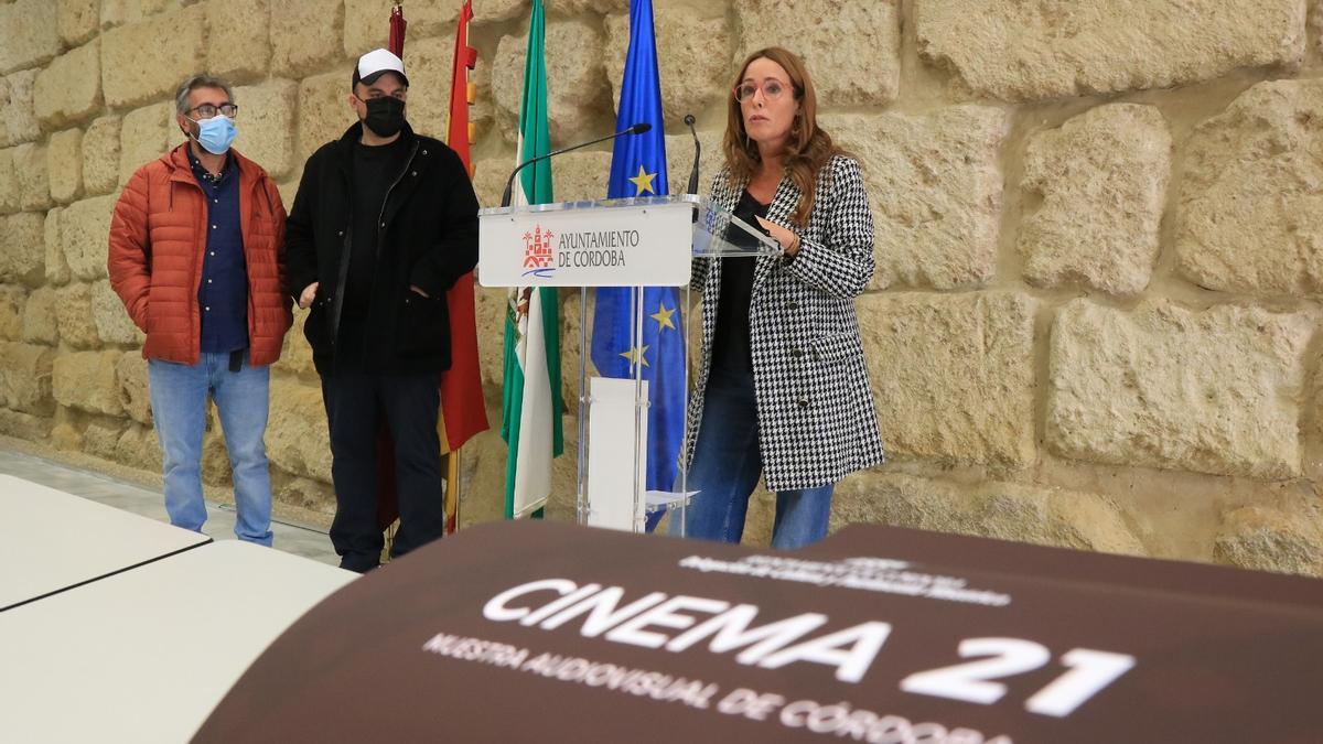 La delegada de Cultura del Ayuntamiento Marian Aguilar presenta el programa Cinema 21 junto a Edgar y Álvaro de la Fundación Record