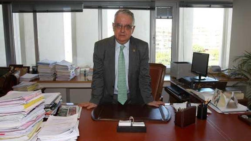 Antonio Alcalá, en un momento de la entrevista, celebrada en su despacho de la Audiencia Provincial.