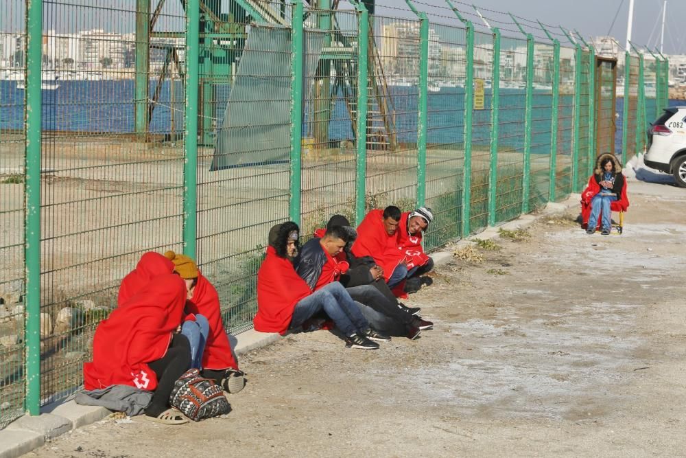 Guardia Civil, Cruz Roja y Salvamento Marítimo han puesto en marcha el protocolo para recepcionar a 24 personas rescatadas en el mar y que ocupaban una patera. 20 hombres y cuatro mujeres