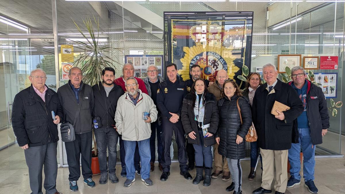 Asociaciones vecinales de Plasencia, con la Policía Nacional, en la comisaría.