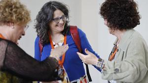 Oltra conversa con militantes de Iniciativa tras la asamblea del partido en Paterna.