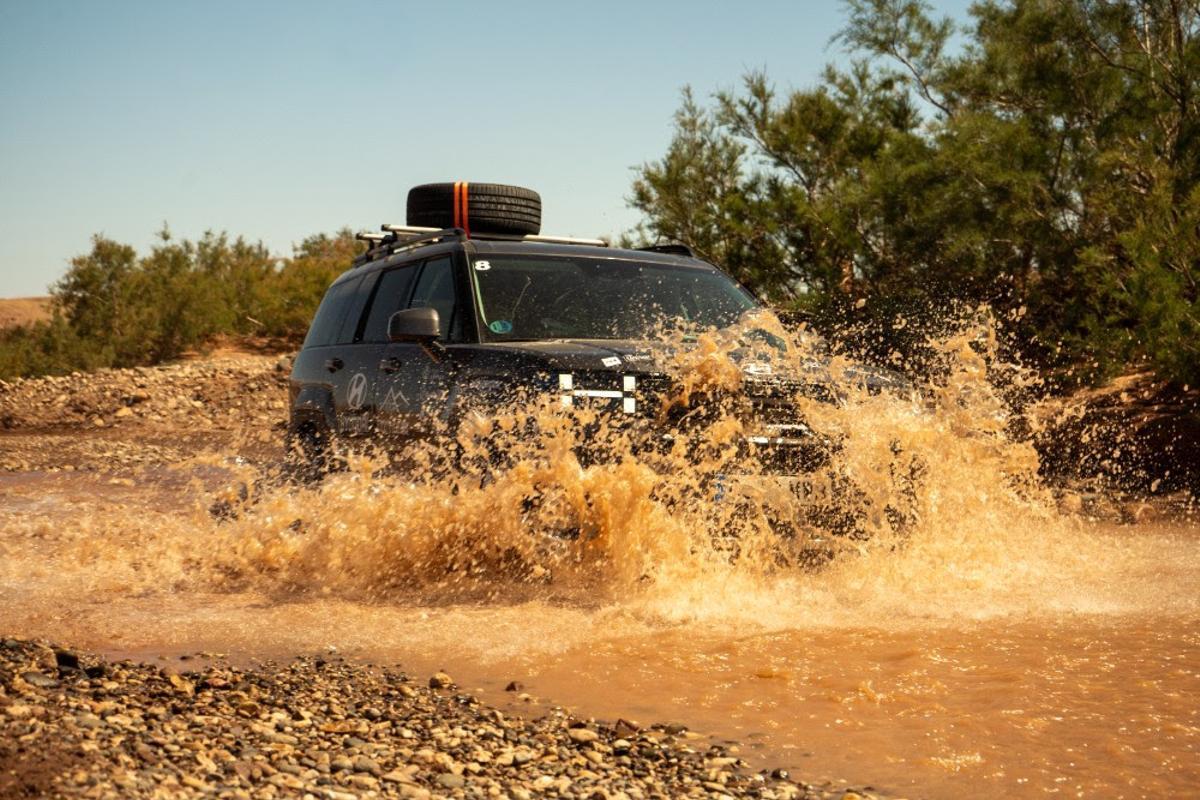 Coche de Hyundai pasando por barro