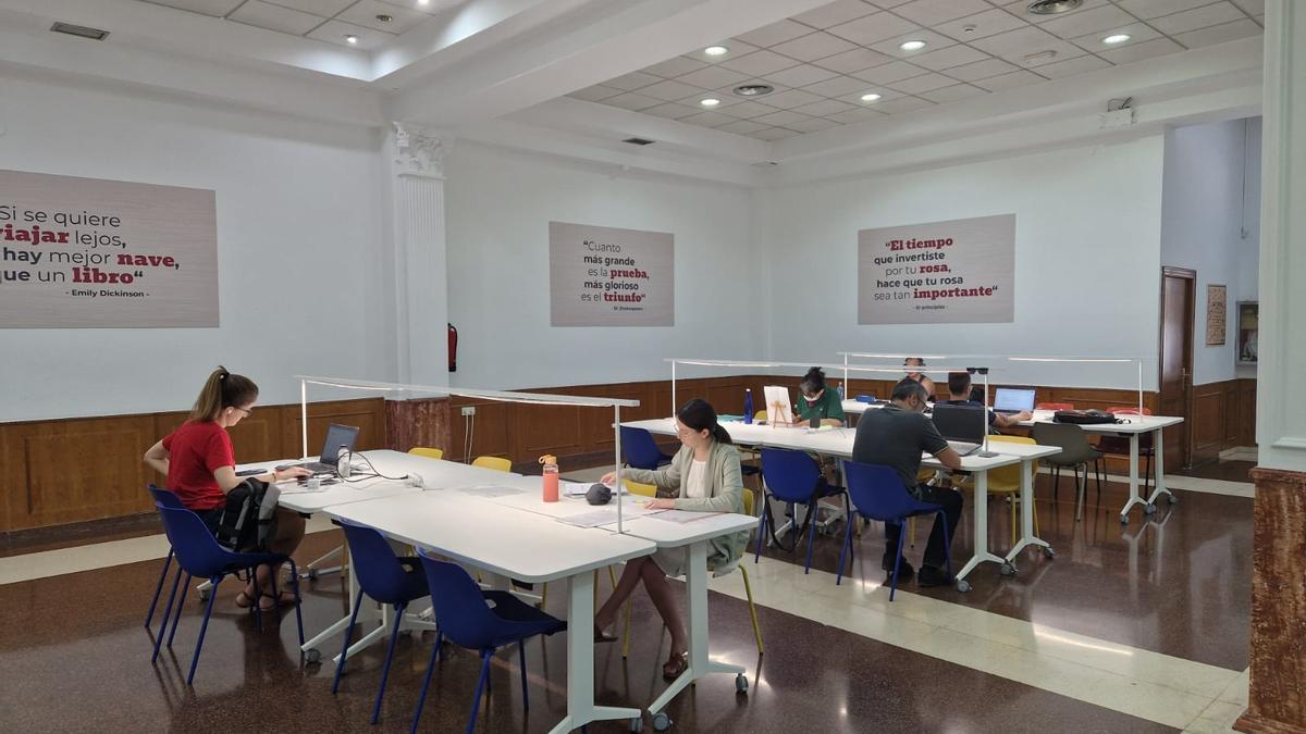 Estudiantes en la Sala Arcoiris en Paterna