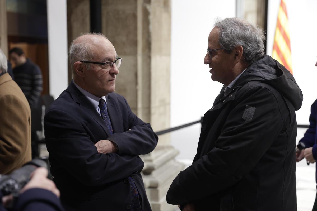 Quim Torra dando el pésame al hijo de Josep Maria Espinàs.