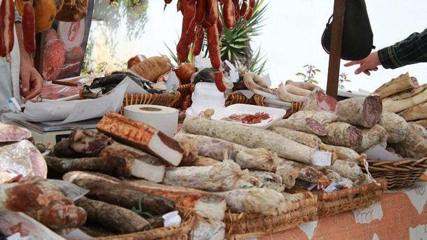 Stand donde se puede degustar y comprar embutidos típicos de la zona y caseros.