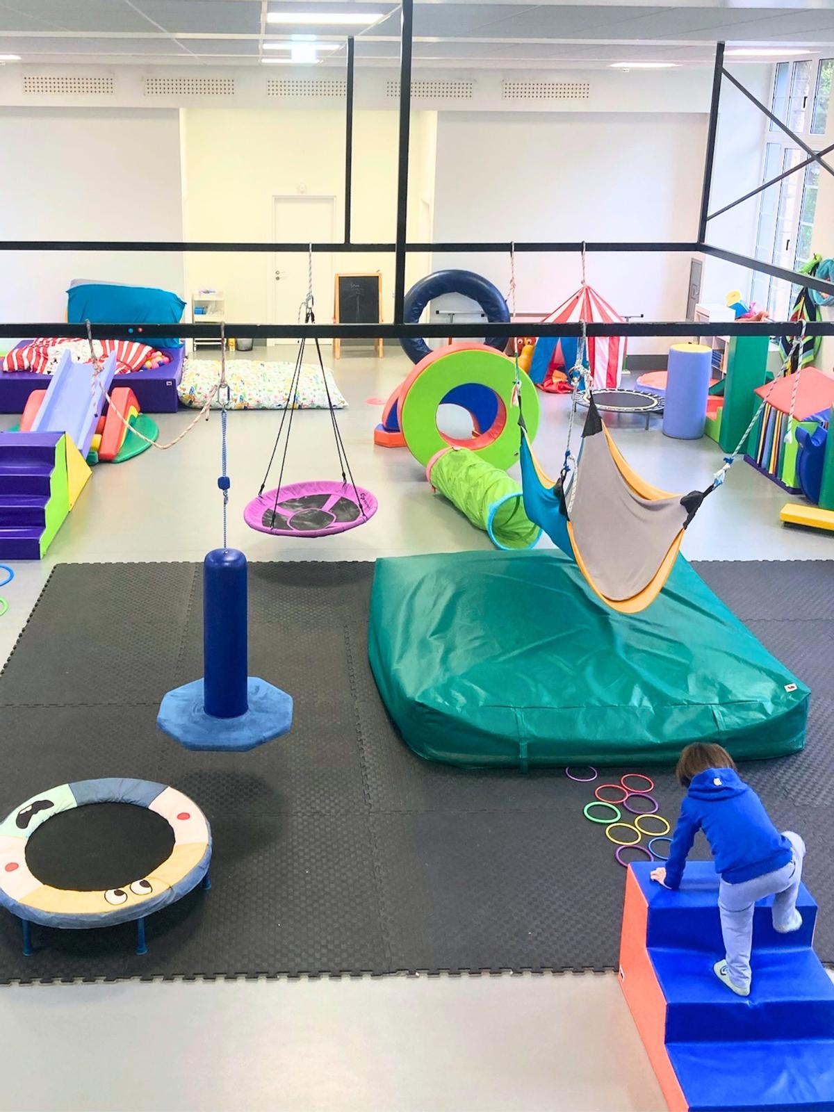 Un niño en las instalaciones del campamento