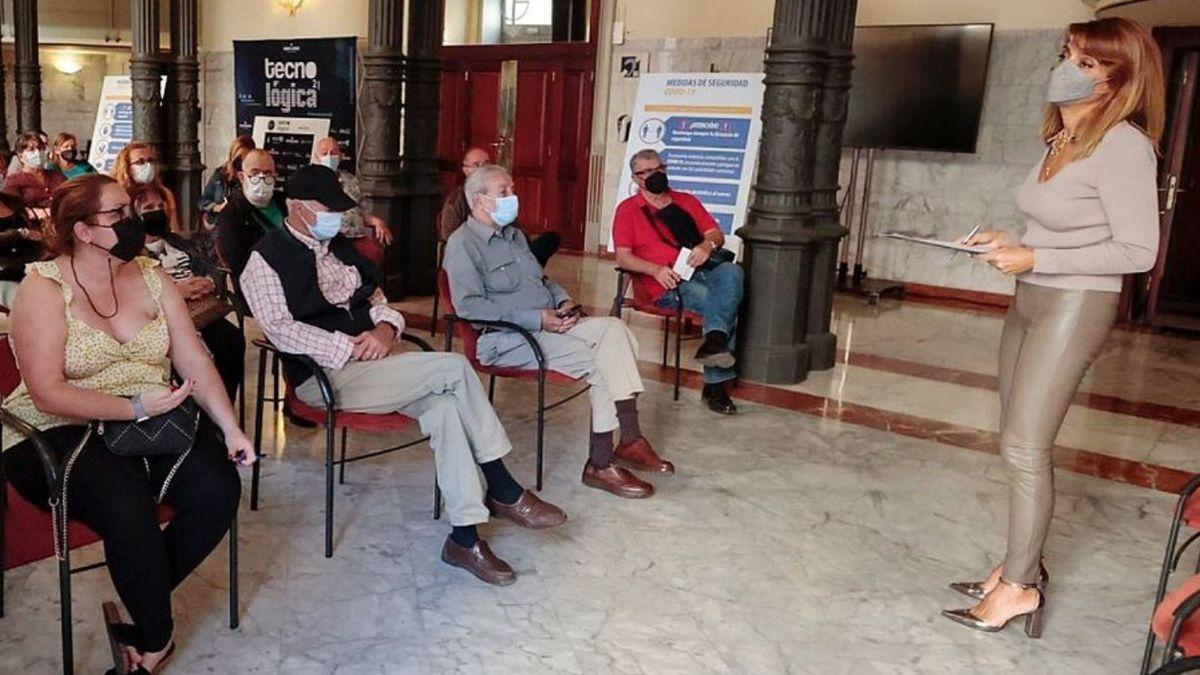 Gladis de León, durante la reunión con los grupos folclóricos.