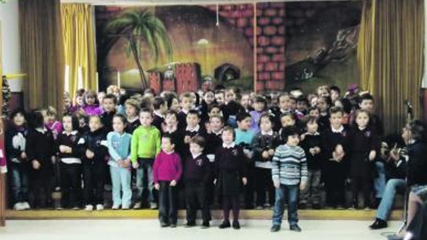 Cien niños cantan villancicos en el Camila Beceña