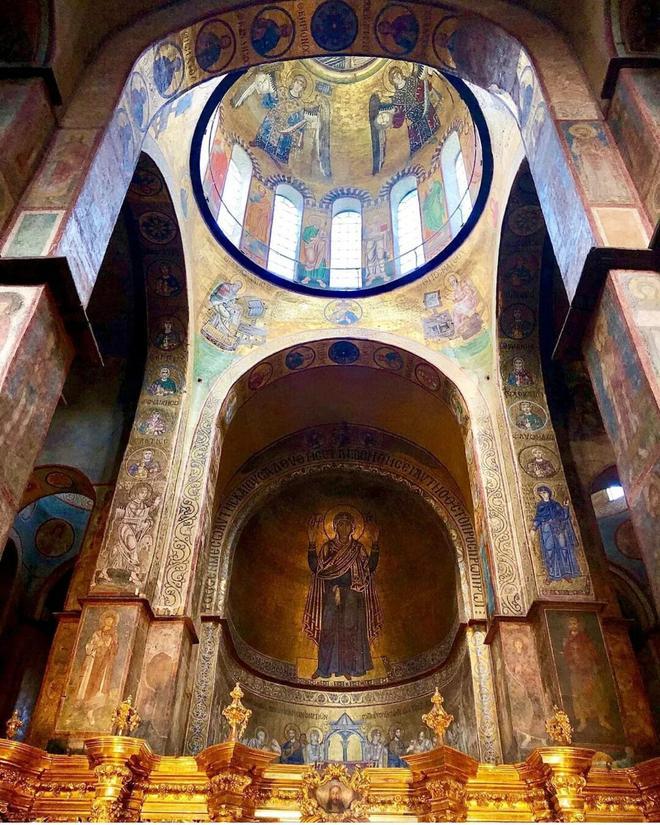 Interior de la Catedral de San Alejandro Nevski
