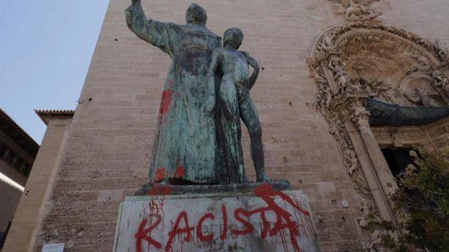 &quot;Racista&quot; (&quot;Rassist&quot;) steht seit dem Wochenende auf dem Sockel der Statue von Junípero Serra in Palma de Mallorca geschrieben