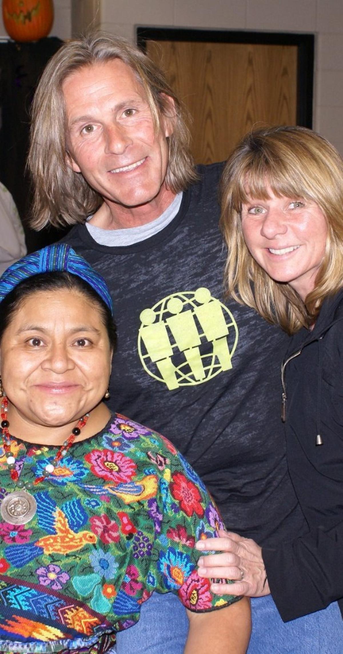 Dawn i amb la premi Nobel de la Pau Rigoberta Menchú, de Guatemala