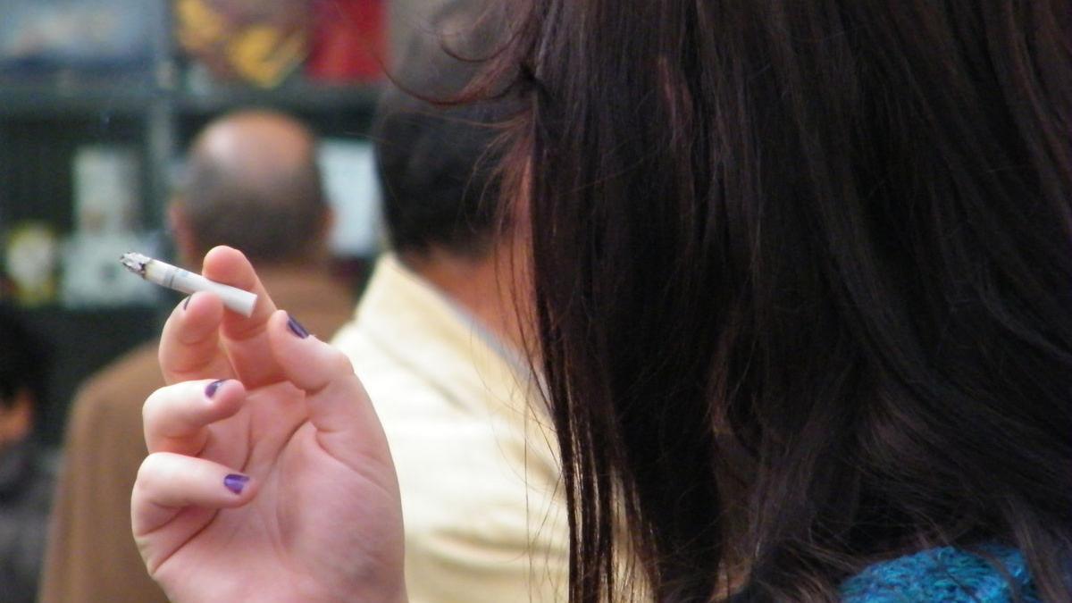 Una mujer fumando.