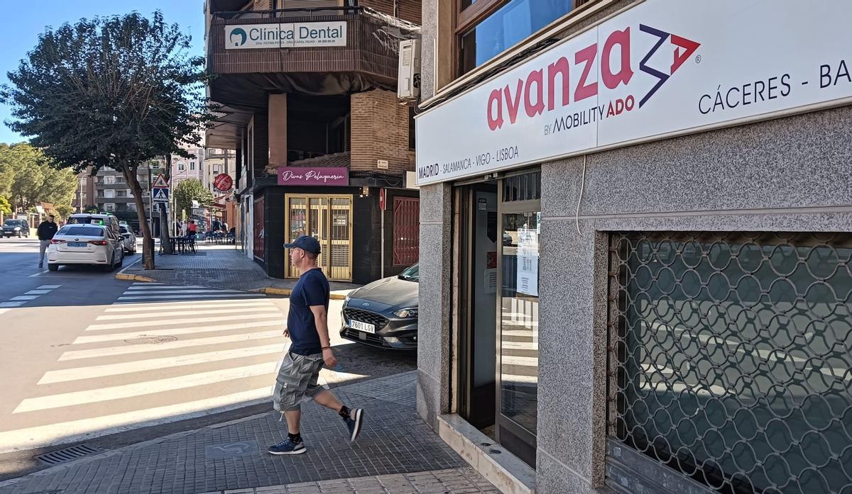 Oficina y taquillas de Avanza, en la calle de enfrente, fuera de la estación.