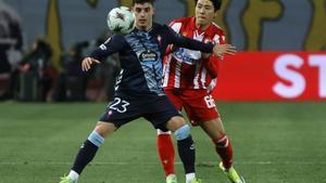 BELGRADE (Serbia), 29/01/2026.- Celtas Hugo Alvarez (R) in action against Crvena zvezdas Youngwoo Seol (L) during the UEFA Europa League match between Crvena zvezda and RC Celta de Vigo, in Belgrade, Serbia, 29 January 2026. (Belgrado) EFE/EPA/MARKO DJOKOVIC
