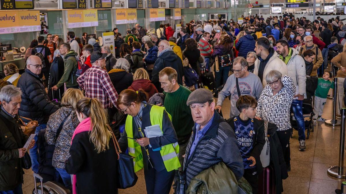 Importantes demoras en El Prats por la huelga de los trabajadores de handling de Iberia