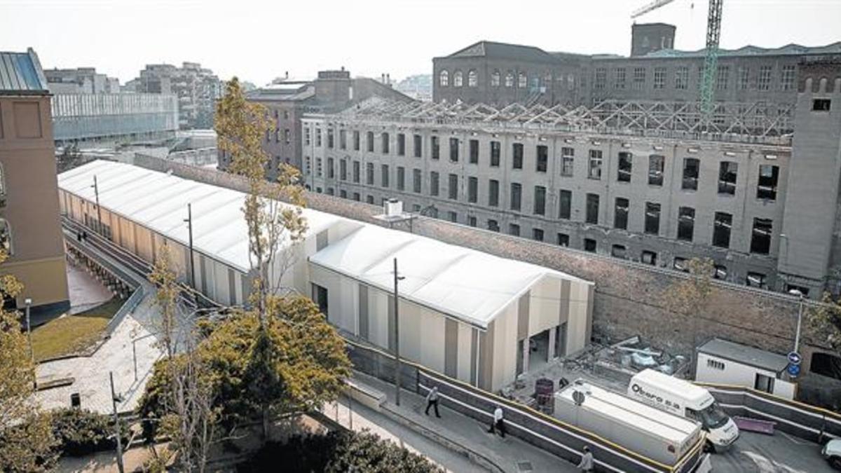 Vista panorámica del mercado provisional de Sant Andreu, en la confluencia de las calles de Sant Adrià y Otger.