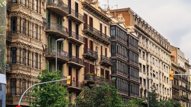 Barcelona ofrece hasta 70.000 euros por abrir ventanas o balcones en las paredes medianeras de tu edificio