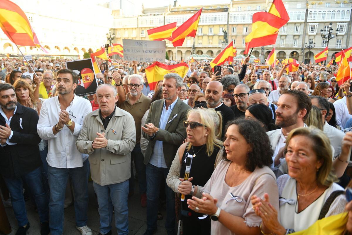 Entre los gritos más repetidos en la tarde de este miércoles estuvieron «Ceuta no se vende, Ceuta se defiende», «Ceuta aguanta, España se levanta» e «Invasores, expulsión».