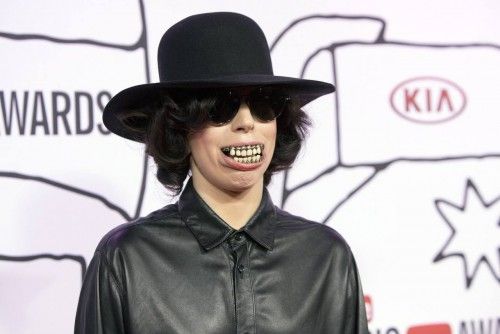 Lady Gaga dio la nota en la alfombra roja de los premios de la música de YouTube en Nueva York, vestida al más puro estilo 'Halloween'.