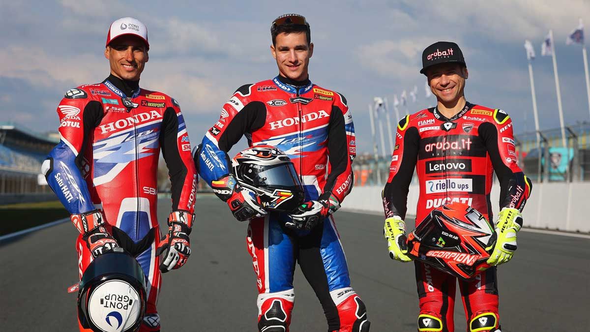 Los pilotos de Honda, Xavi Vierge e Iker Lecuona (centro), junto al campeón y líder de Superbikes Álvaro Bautista