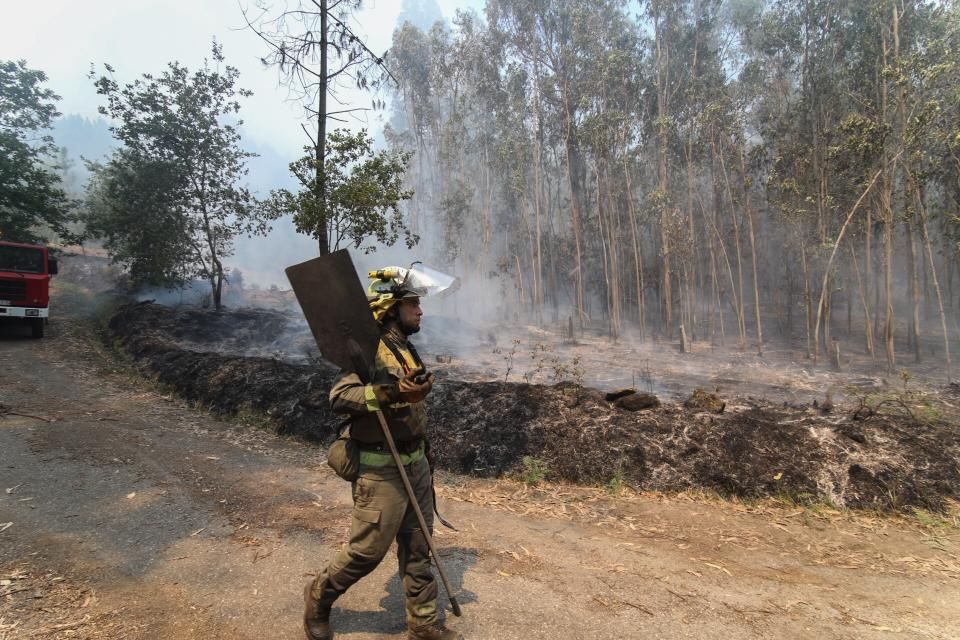 El fuego avanza descontrolado en Arbo y amenaza viviendas