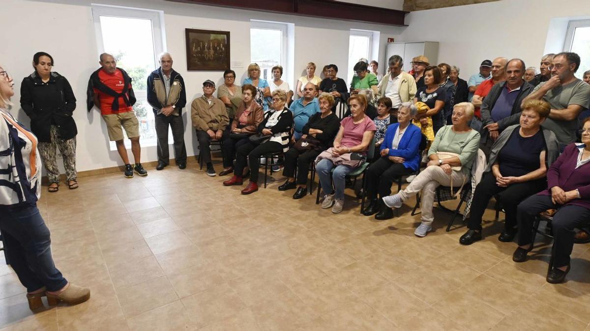 Los vecinos de O Hío reunidos.