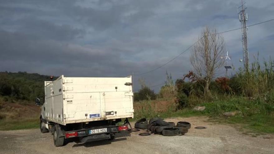 Camió recollint els pneumàtics de l&#039;últim abocament que va tenir lloc a la zona de Can Gori.