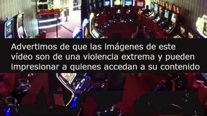 Imatges en què es veu un home disparant a sang freda al cap d’un altre en un saló recreatiu de Santa Coloma.