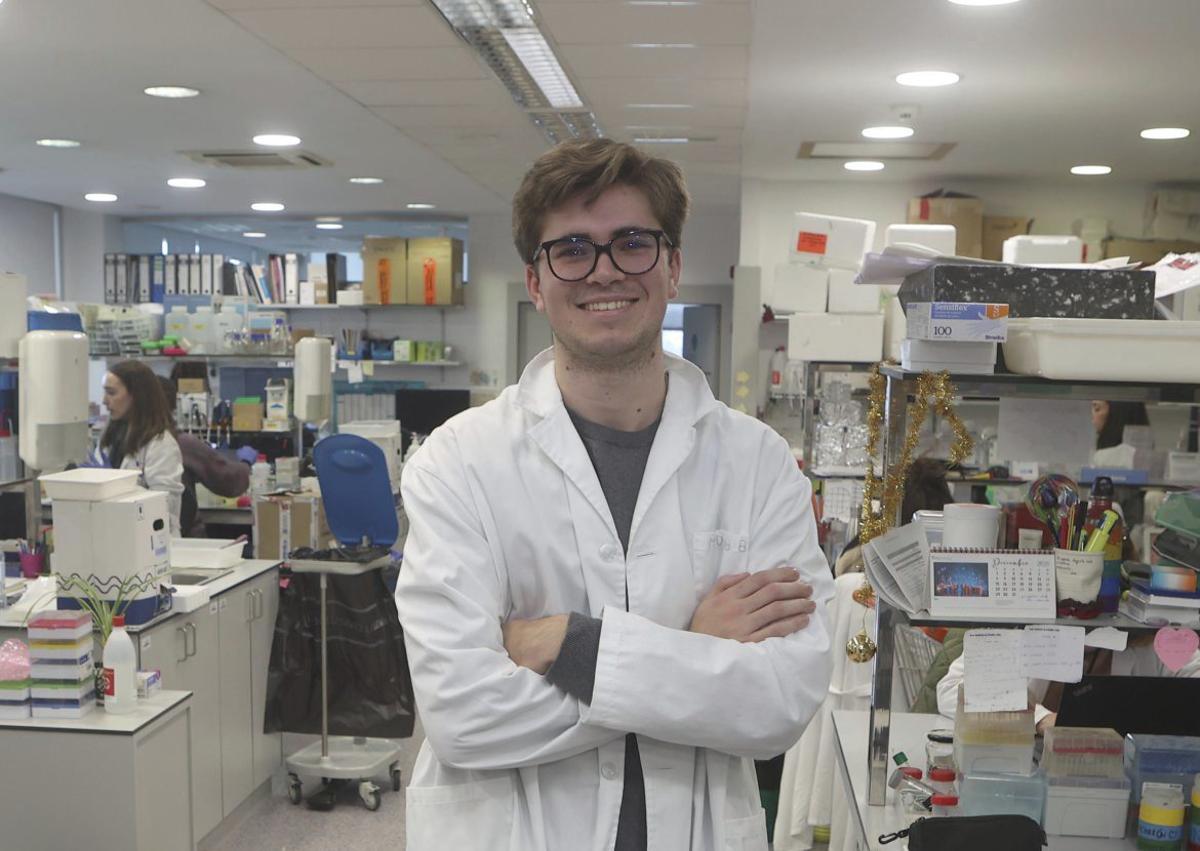 Marcos de Blas, alumno de cuarto de Biología, en el Inibic. |  Iago López