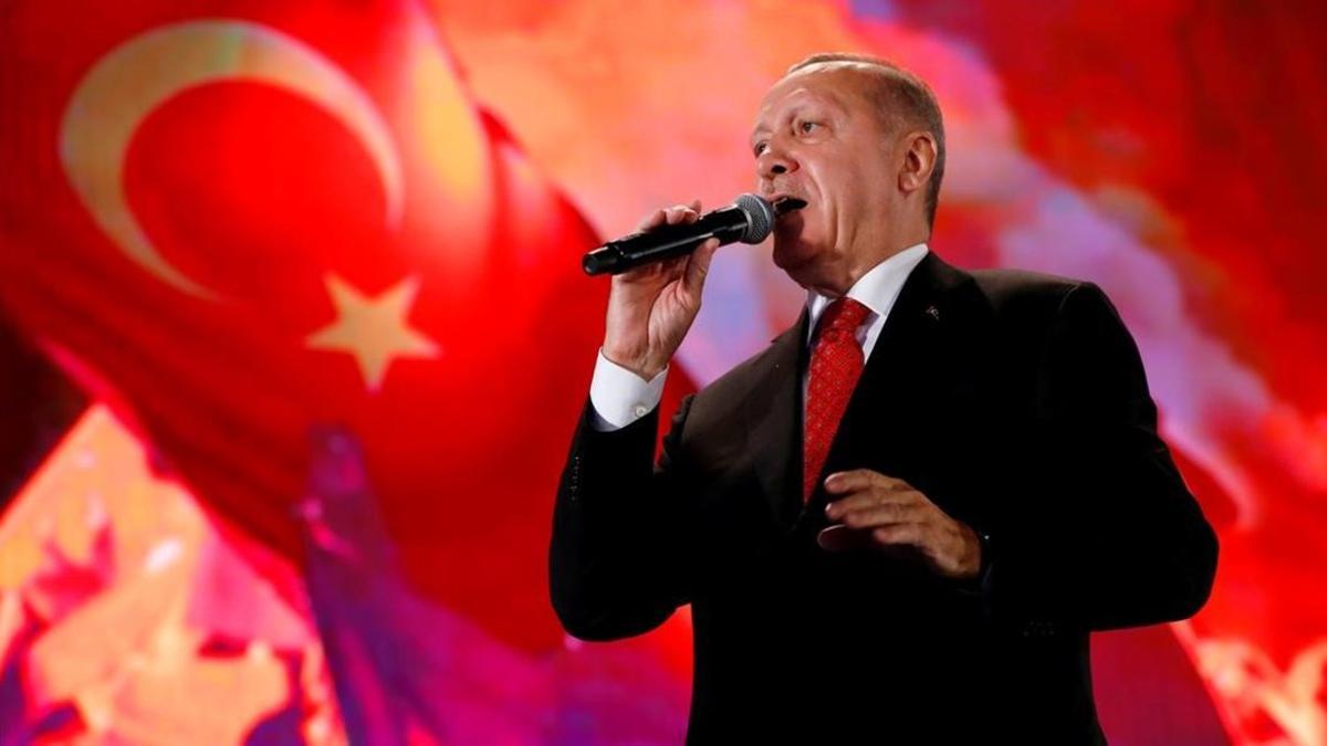 Erdogan se dirige a sus seguidores en el tercer aniversario del golpe de Estado fallido en Turquía.