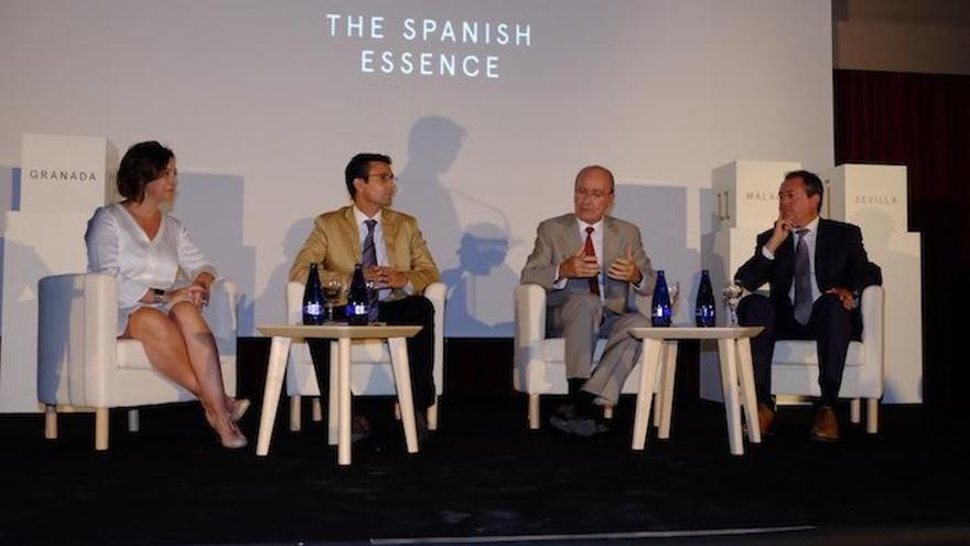 De izquierda a derecha: Isabel Ambrosio, Francisco Cuenca, Francisco de la Torre y Juan Espadas, alcaldes de las cuatro capitales.