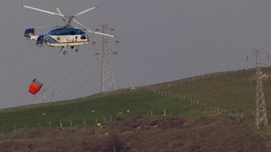 Uno de los helicópteros de la Armada que participan en las tareas de extinción, el pasado viernes en Tineo.