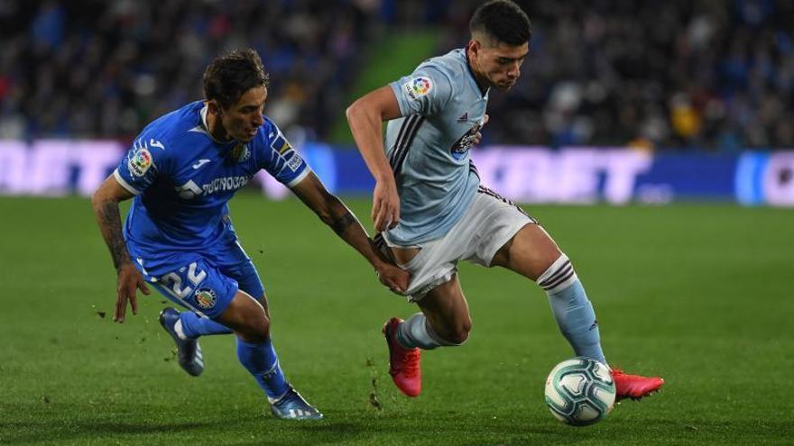 Olaza pelea por un balón con Damián, jugador del Getafe.