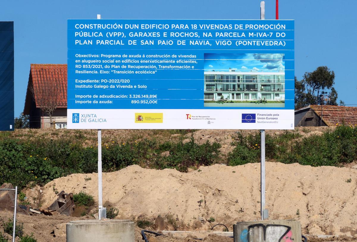 Cartel en Navia anunciando la construcción de viviendas de promoción pública.