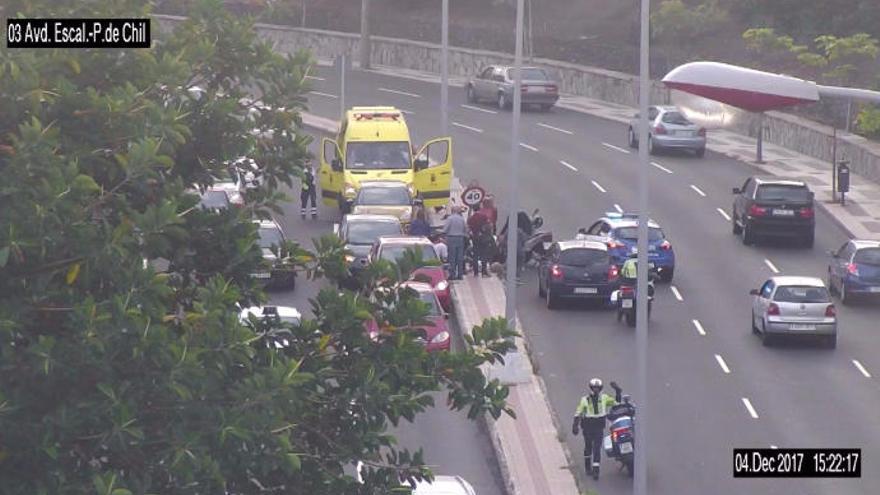 Dos heridos, uno de ellos menor, en un accidente de moto en Escaleritas