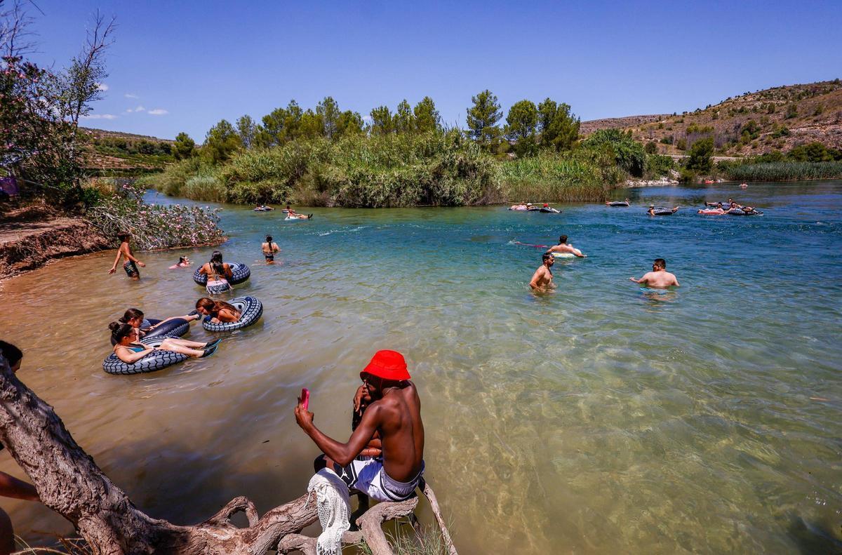 Bañistas en el paraje de l'Illa de l'Esgoletja de Sumacàrcer, en una imagen del verano de 2025.