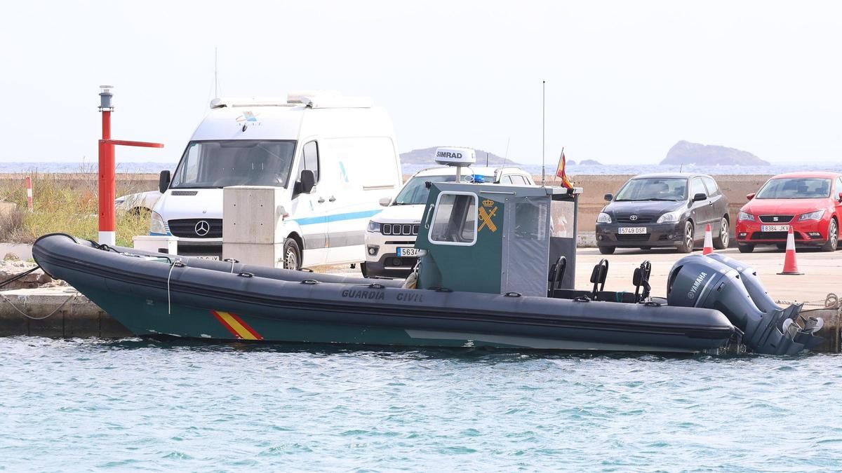 Imagen, ayer a primera hora de la tarde, de la lancha de la Guardia Civil en el puerto de Ibiza.