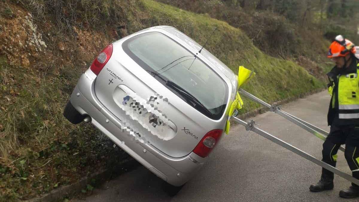 El vehículo siniestrado, ya asegurado por los Bomberos del SEPA.