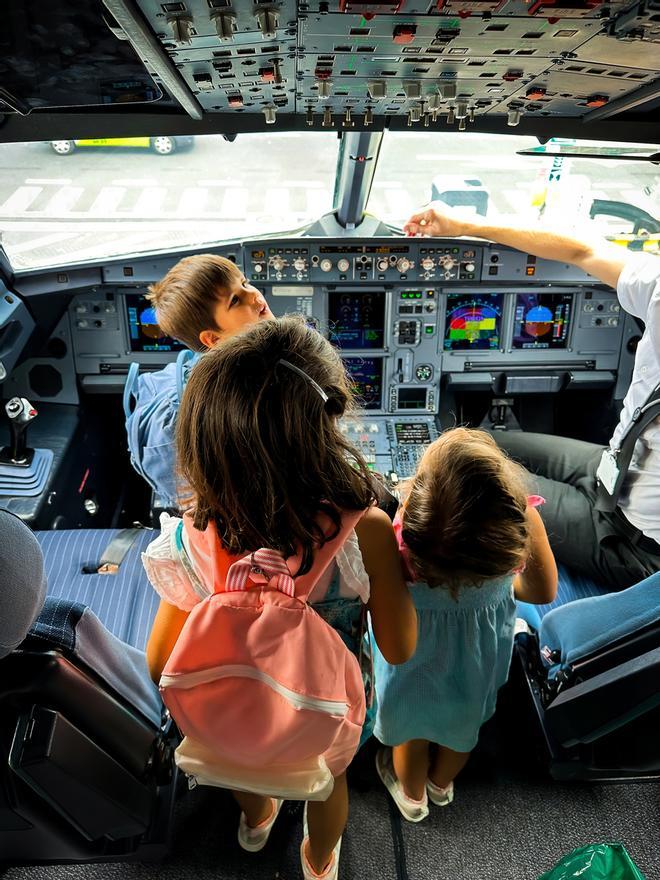 Niños visitando la cabina de un avión.